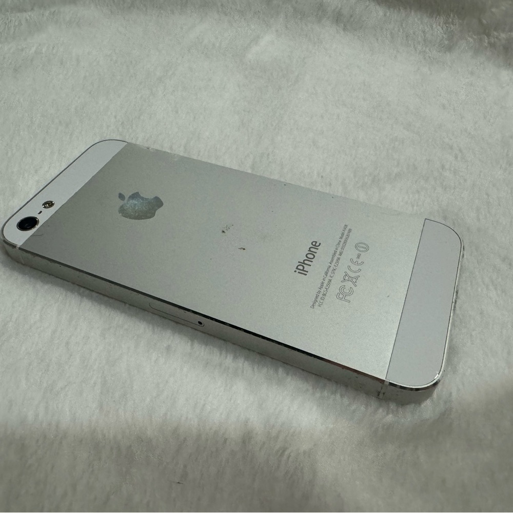 iPhone 5 - Picture 3 of 3